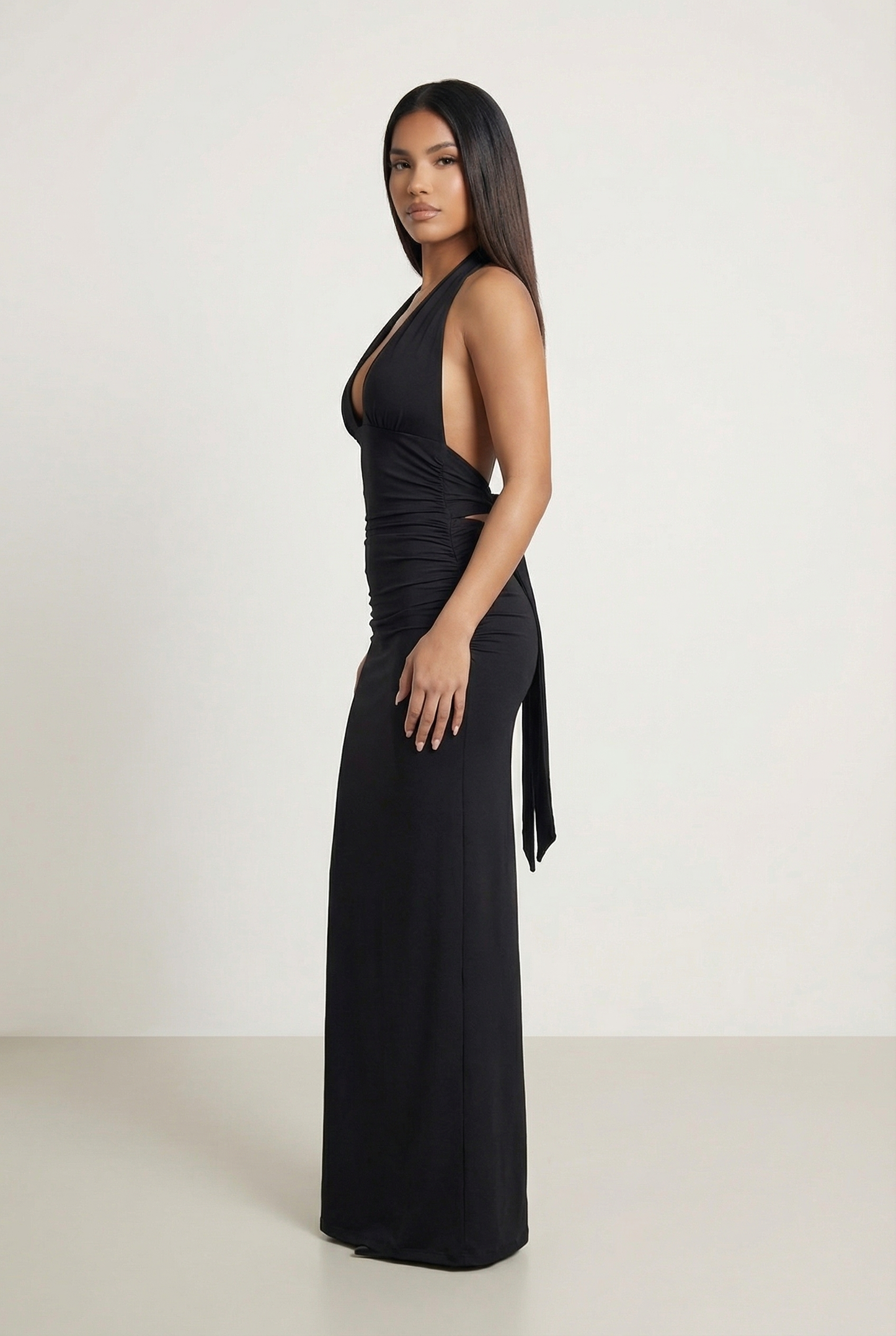 Elenya — Vestido Maxi Sin Espalda en Negro