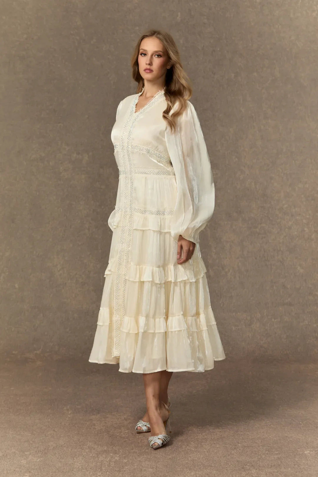 Elvine - Vestido midi de volantes blancos con escote en V