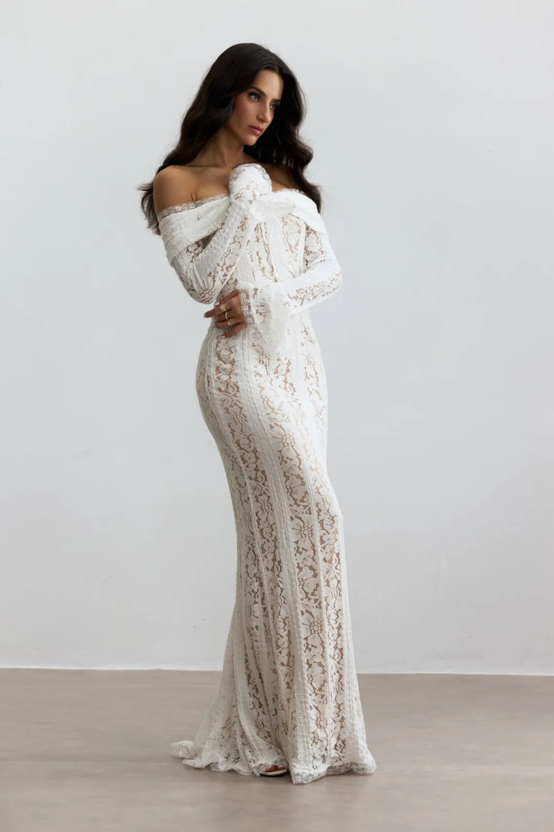 Emily - Vestido Maxi de Encaje con Cola de Sirena y Hombros Descubiertos