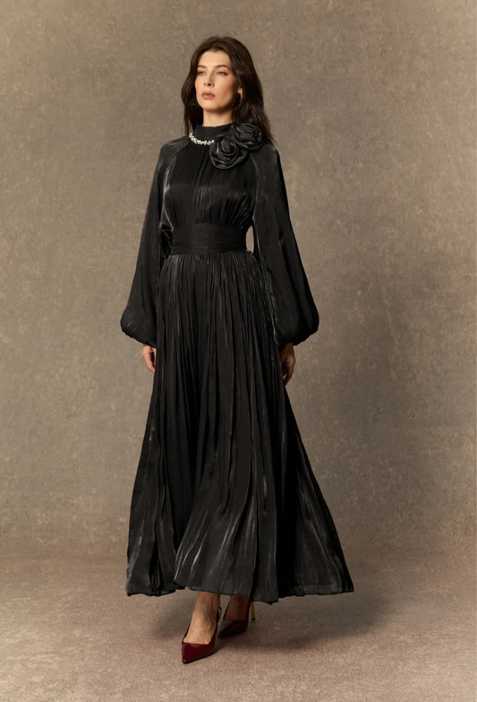 Anastasia - Vestido Maxi Plisado con Collar de Perlas