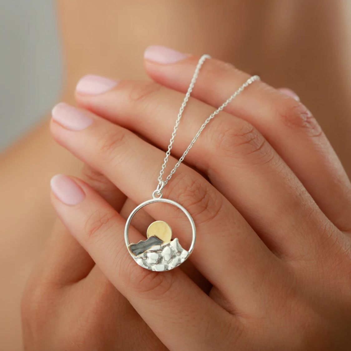 Collar con Colgante de Montaña — Inspirado en la Naturaleza