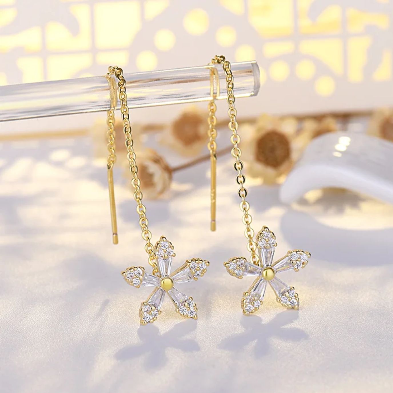 Pendientes de Diamante con Hilo Floral — Diseño Delicado de Gota