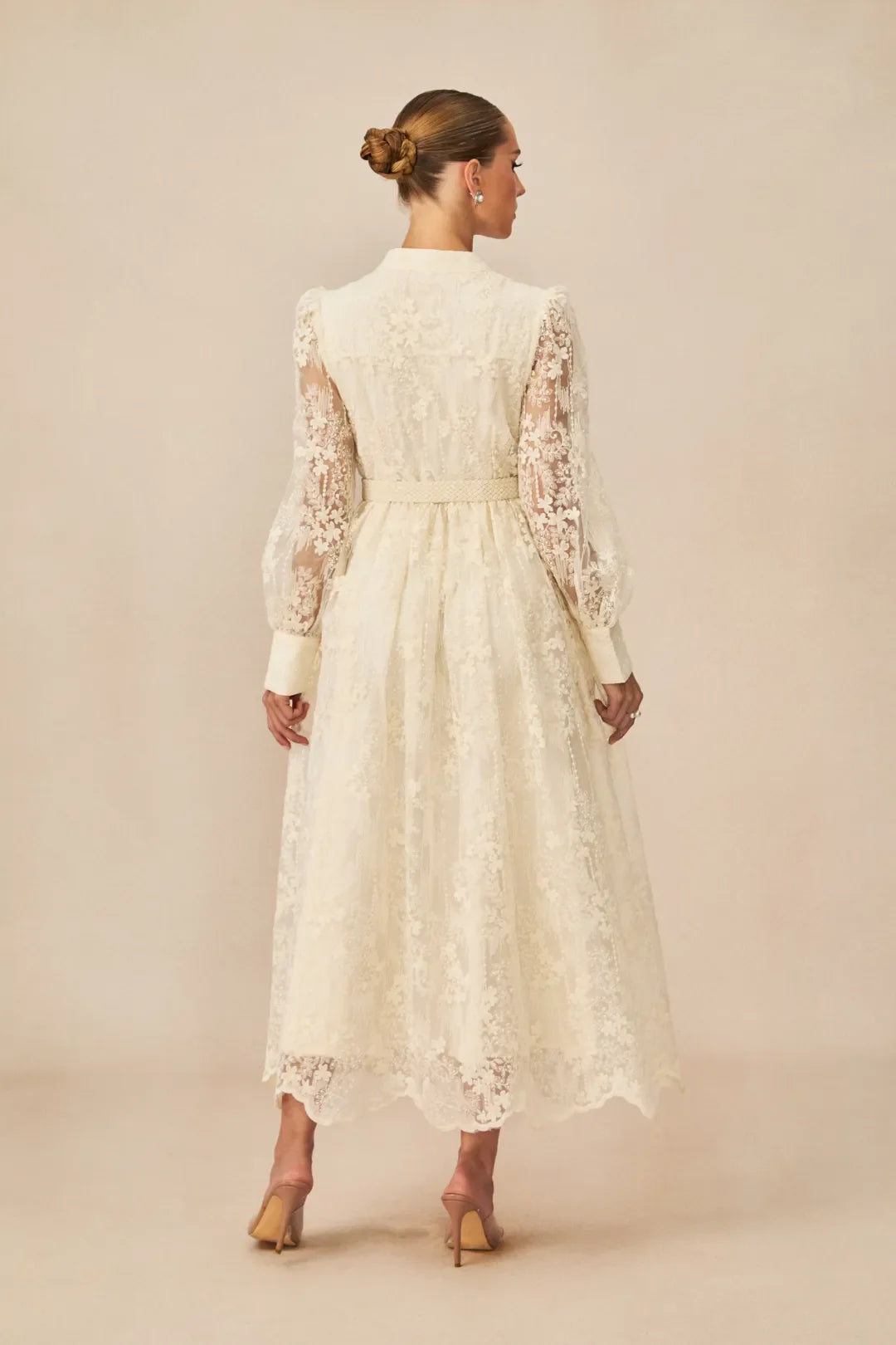 Madeline - Vestido Midi Bordado de Encaje con Escote en V