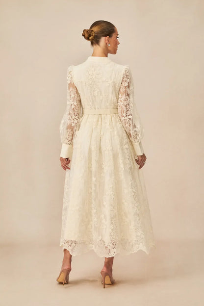 Madeline - Vestido Midi Bordado de Encaje con Escote en V