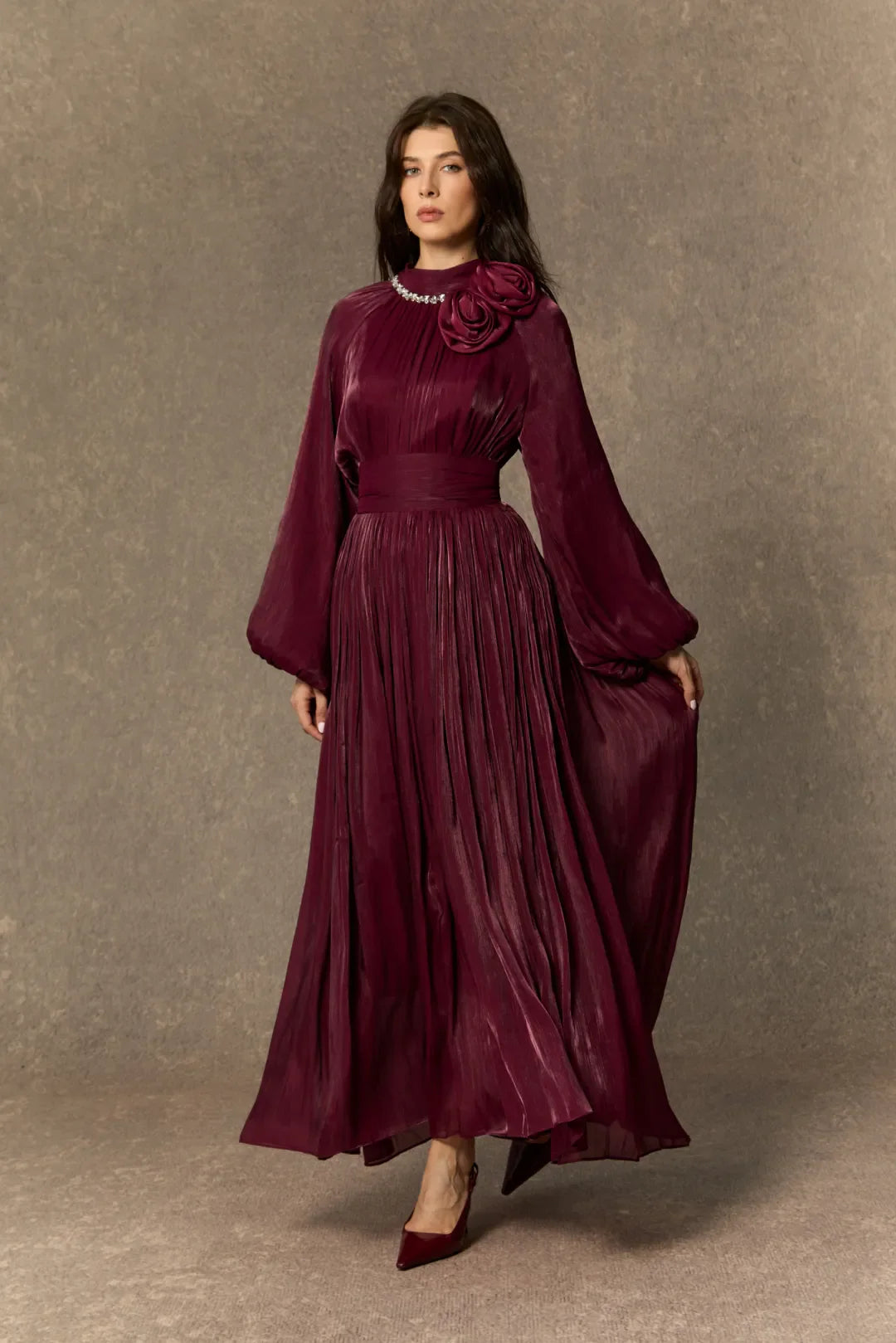 Anastasia - Vestido Maxi Plisado con Collar de Perlas