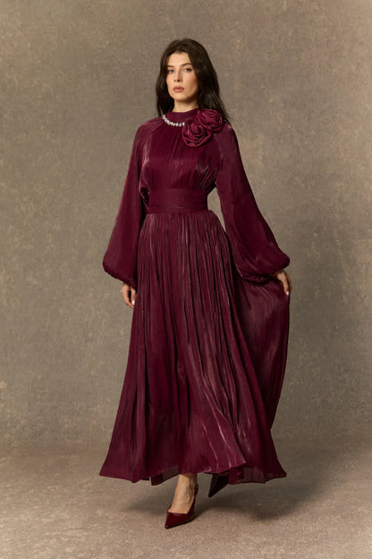 Anastasia - Vestido Maxi Plisado con Collar de Perlas