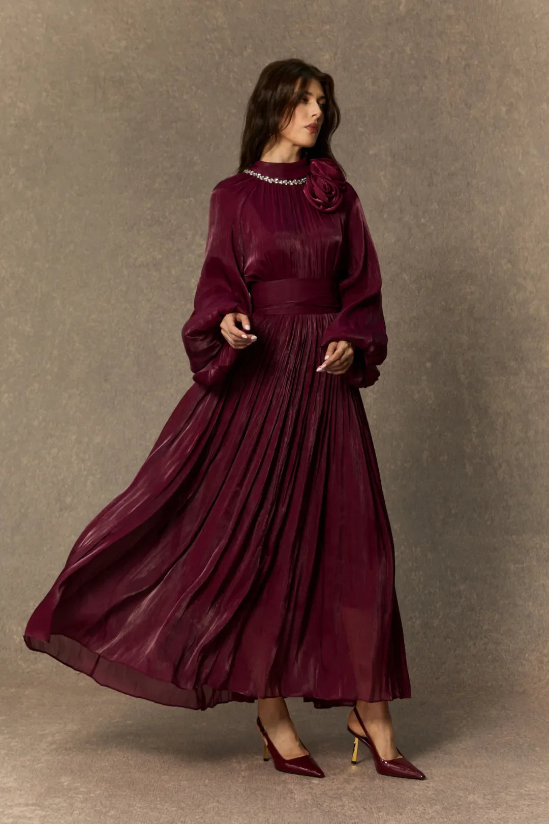 Anastasia - Vestido Maxi Plisado con Collar de Perlas
