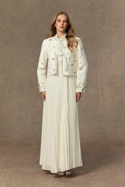 Maisson - Conjunto de Chaqueta Blanca Embellecida y Vestido con Pliegues y Lazo