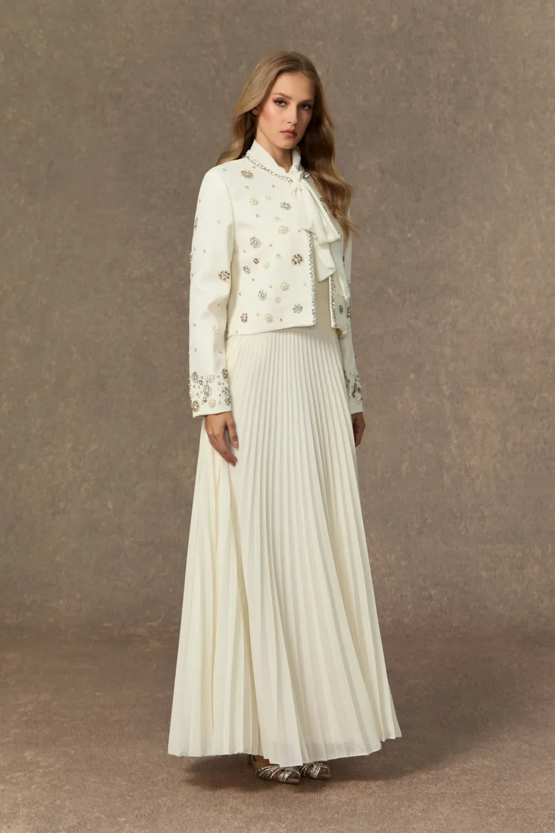 Maisson - Conjunto de Chaqueta Blanca Embellecida y Vestido con Pliegues y Lazo