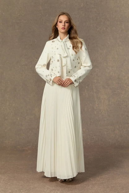 Maisson - Conjunto de Chaqueta Blanca Embellecida y Vestido con Pliegues y Lazo