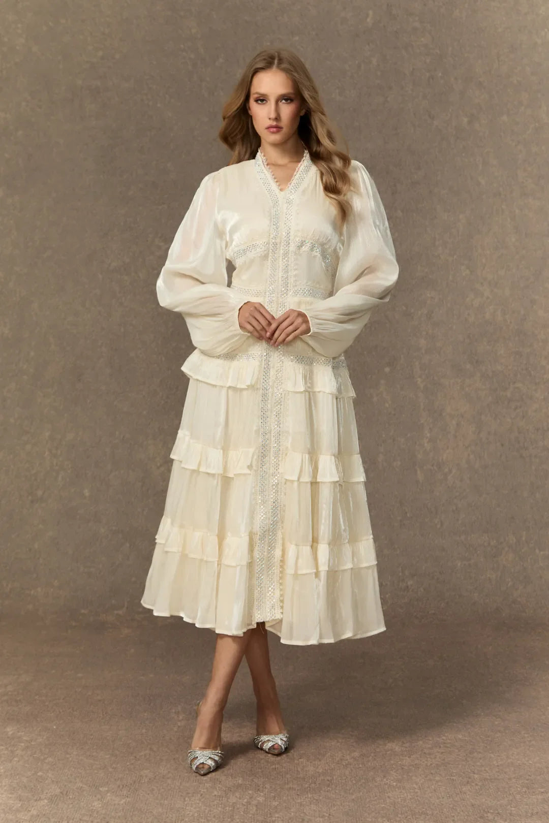 Elvine - Vestido midi de volantes blancos con escote en V