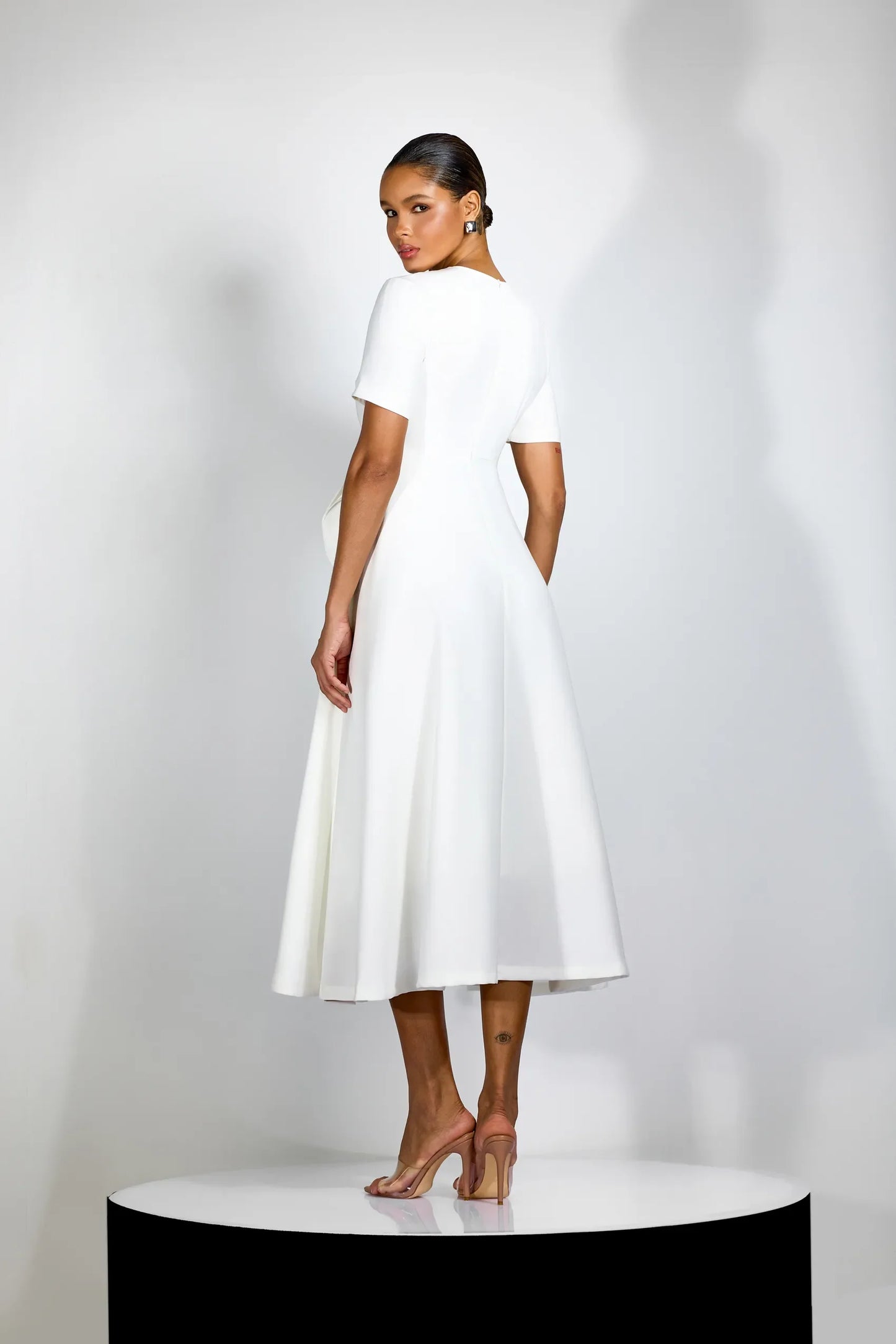 Velorie — Vestido Midi con Apliques Florales