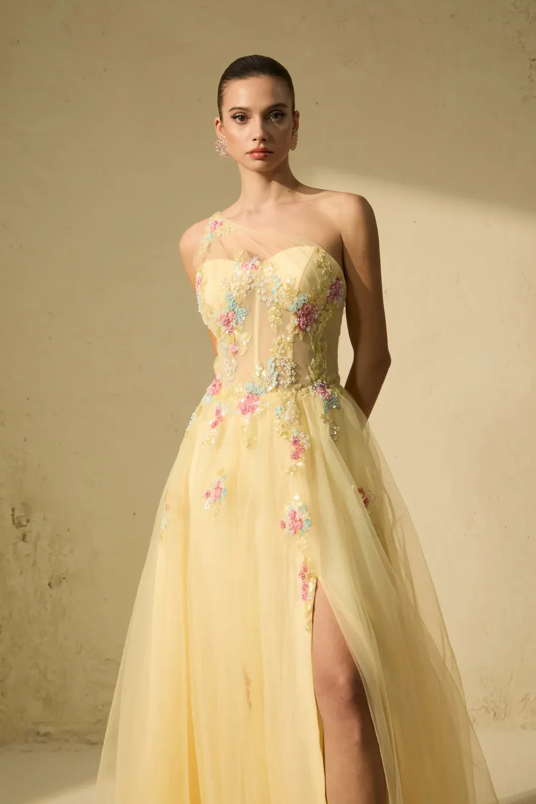 Solène — Vestido Maxi Bordado Floral de Un Solo Hombro