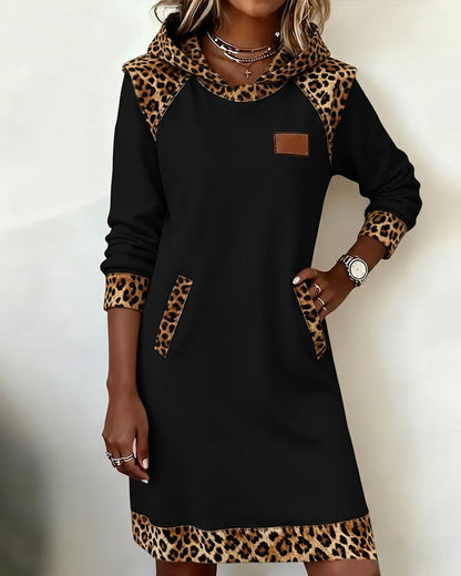 Félinne — Vestido Suelto con Panel de Leopardo y Capucha