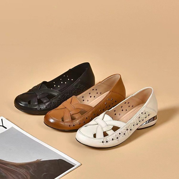 Zapatos de Cuero Slip-On con Cortes - Cómodos Zuecos