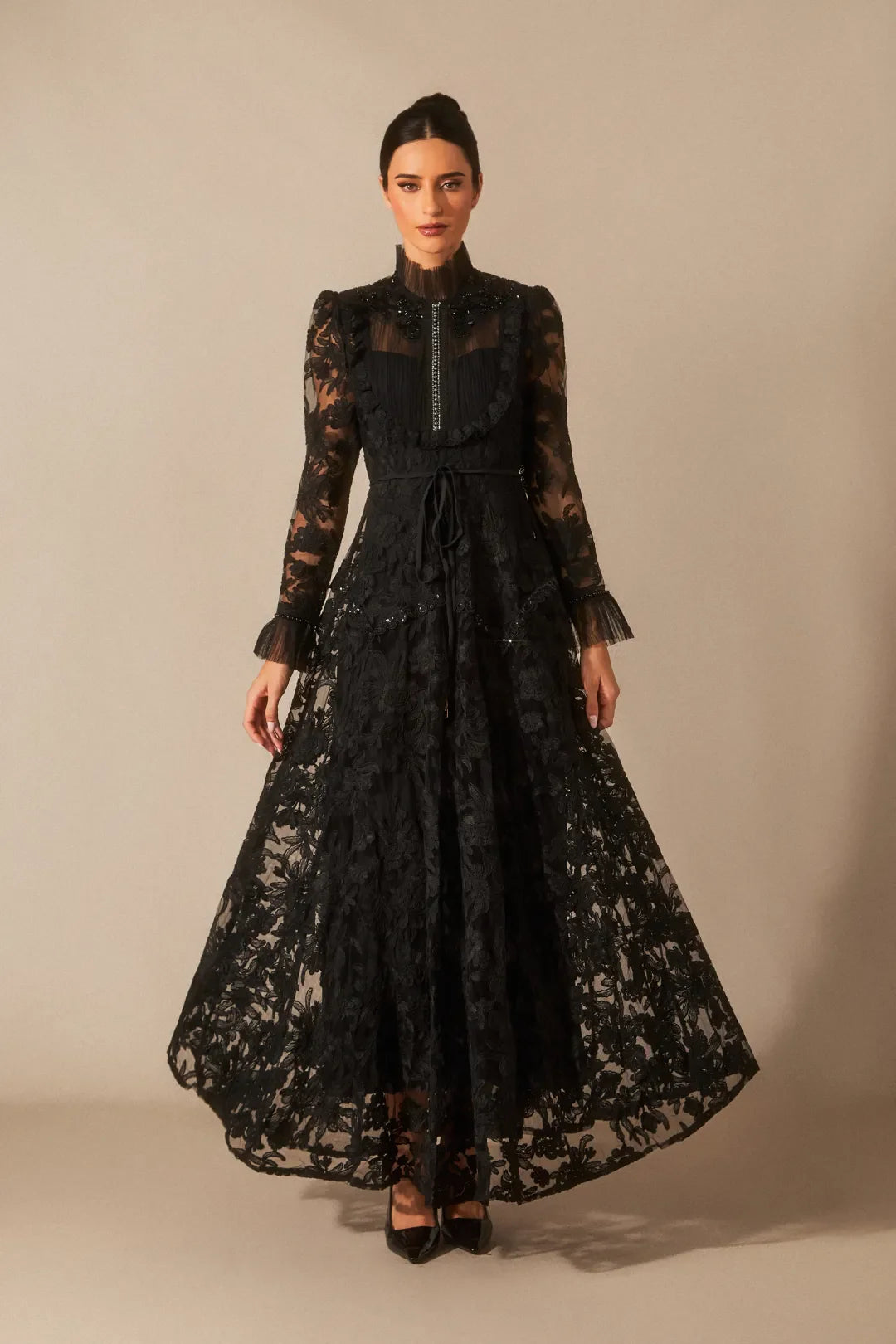 Alice — Vestido Maxi de Cuello Alto con Encaje Floral