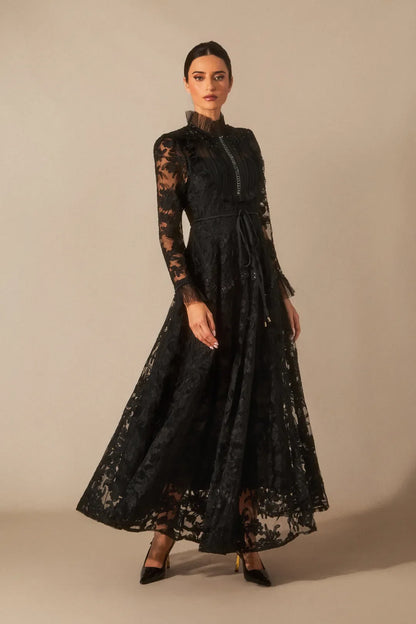 Alice — Vestido Maxi de Cuello Alto con Encaje Floral