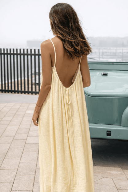 Lumèra — Vestido Maxi Sin Espalda Ajustable