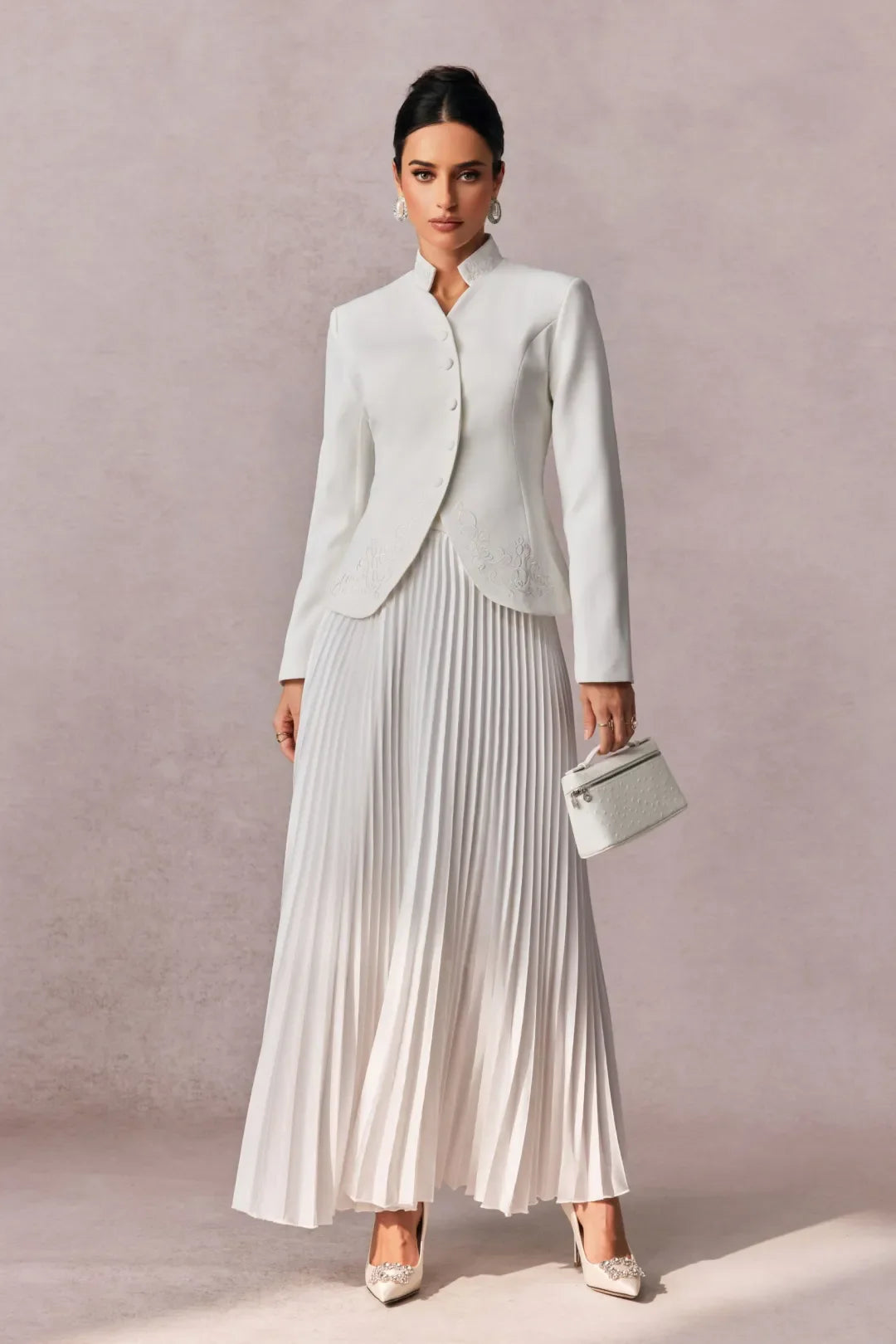 Christine - Conjunto de Blazer Bordado y Falda de Satén Plisada