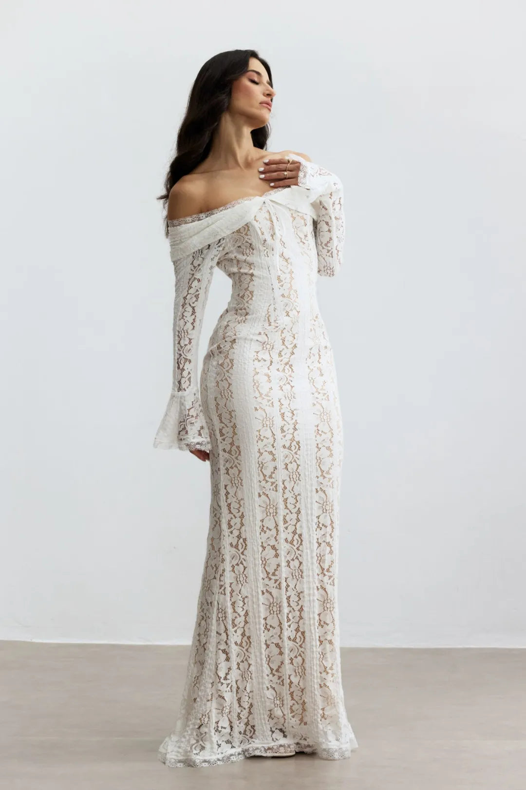 Emily - Vestido Maxi de Encaje con Cola de Sirena y Hombros Descubiertos