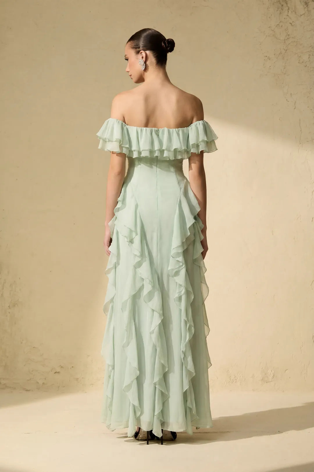 Verdène — Vestido Largo con Volantes Verde Off-Shoulder
