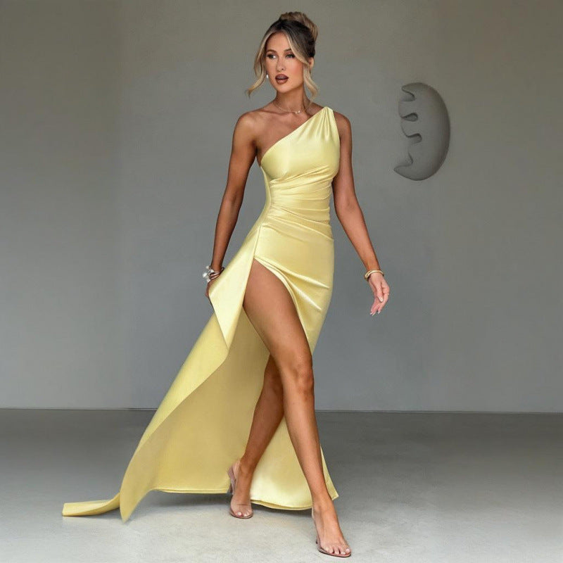 Satène — Vestido Maxi de Satén con Hombro Descubierto y Alta Ranura