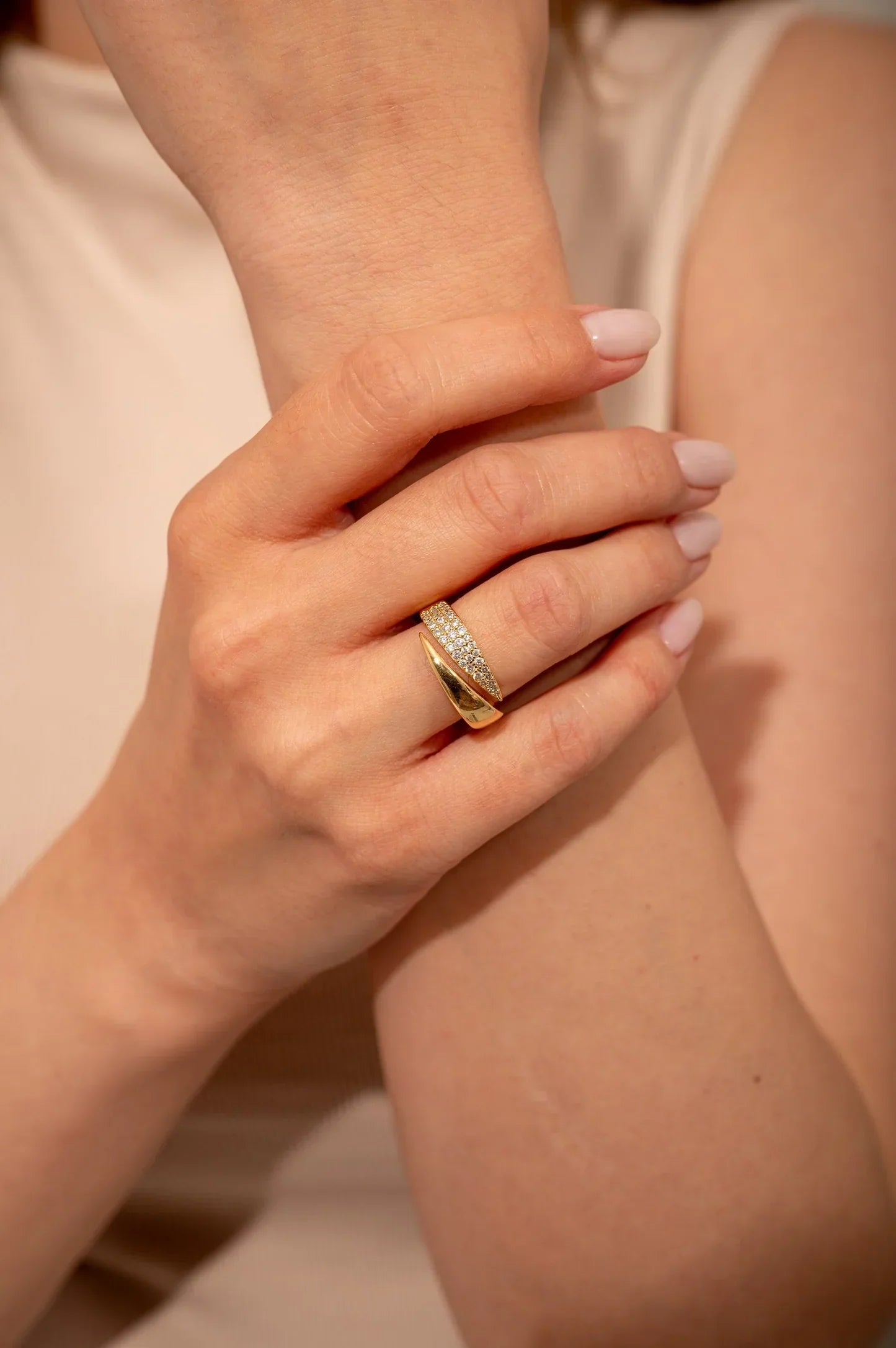 Anillo de Solidaridad Brillante — Ajustable en Oro