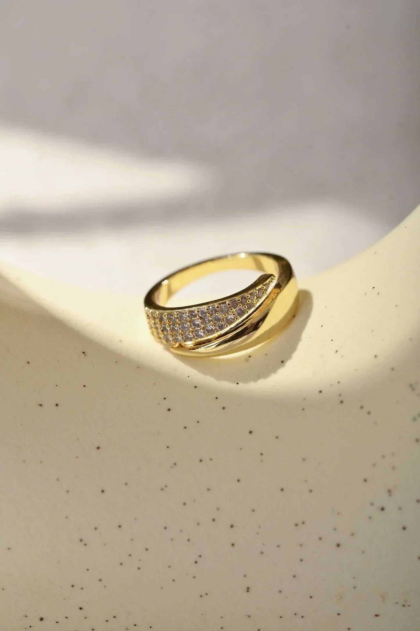 Anillo de Solidaridad Brillante — Ajustable en Oro