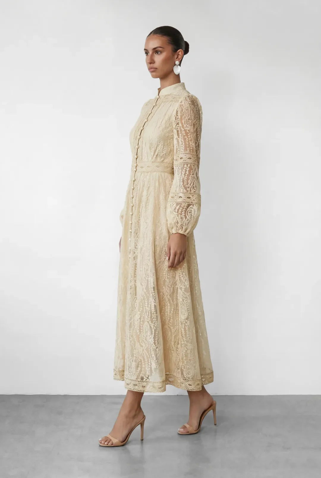 Ivoire — Vestido Maxi con Cuello Alto de Encaje