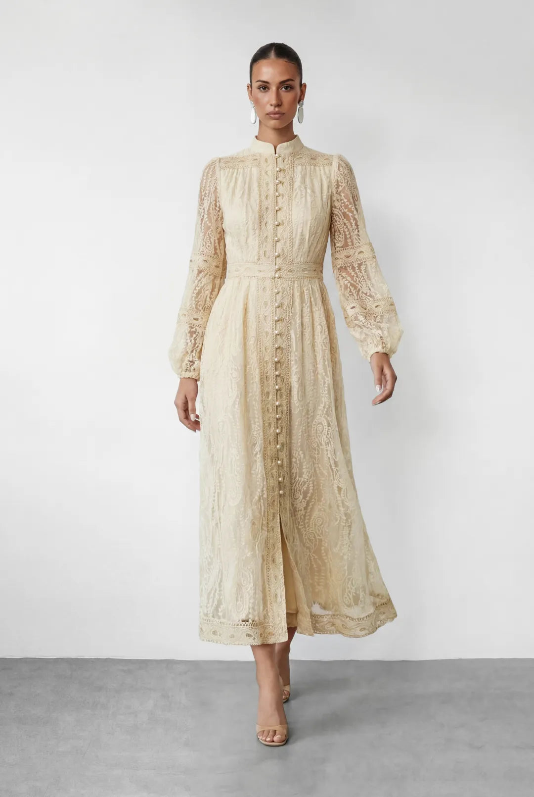 Ivoire — Vestido Maxi con Cuello Alto de Encaje