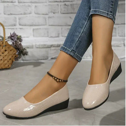 Valdène — Zapatos de Cuero de Tacón Bajo para Mujer
